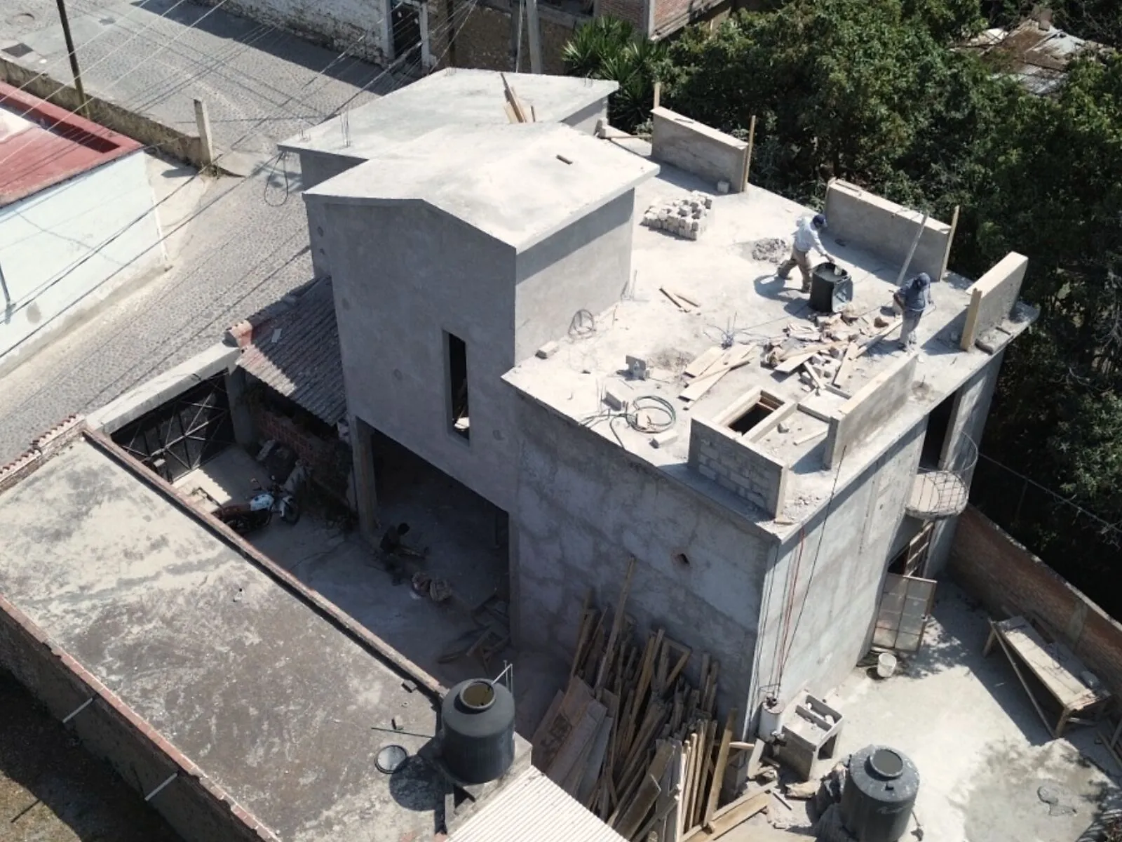 Edificio residencial de concreto terminado — proyecto multifamiliar.