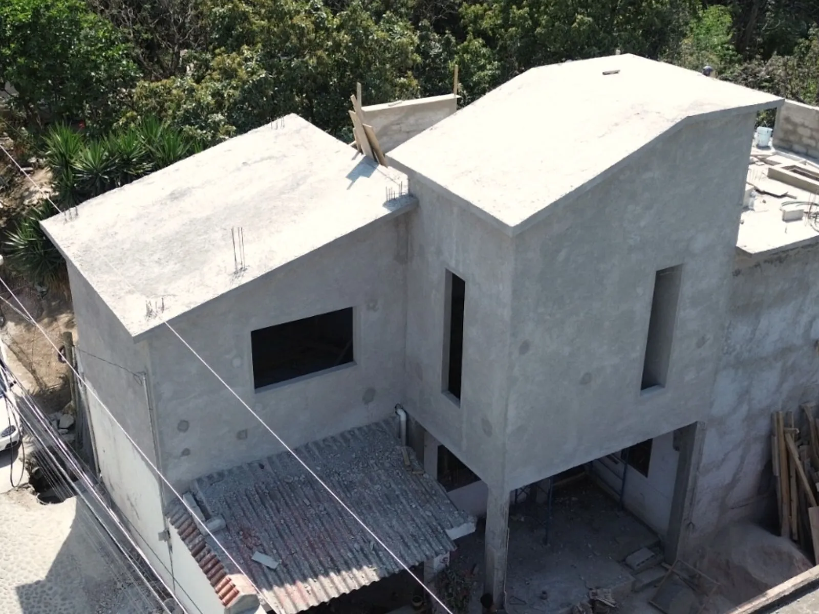Residencia de concreto con volúmenes apilados — vivienda multifamiliar.
