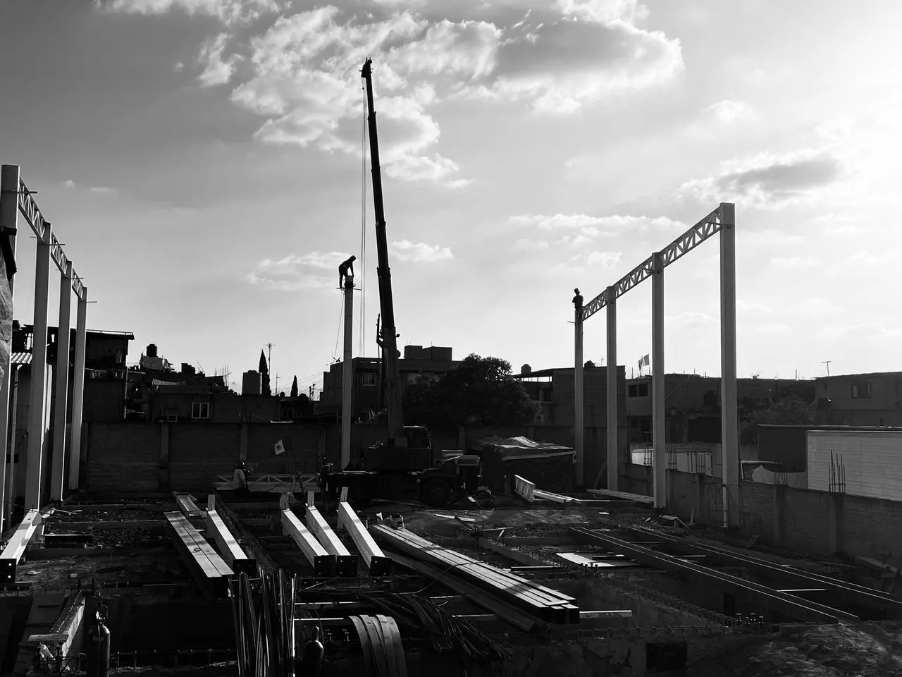 Estructura industrial en construcción — vista panorámica blanco y negro.