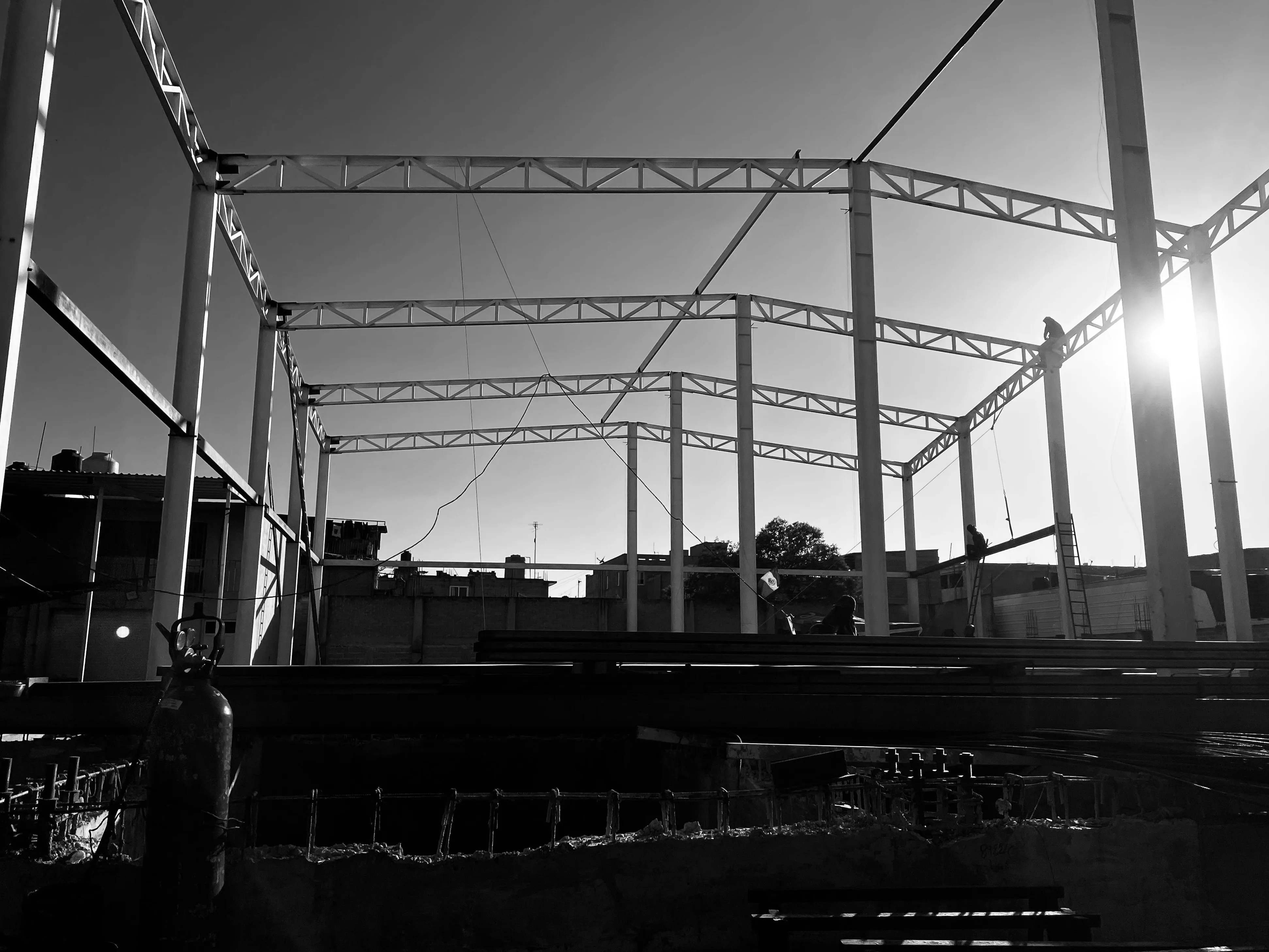 Estructura de edificio a contraluz — proyecto multifamiliar.