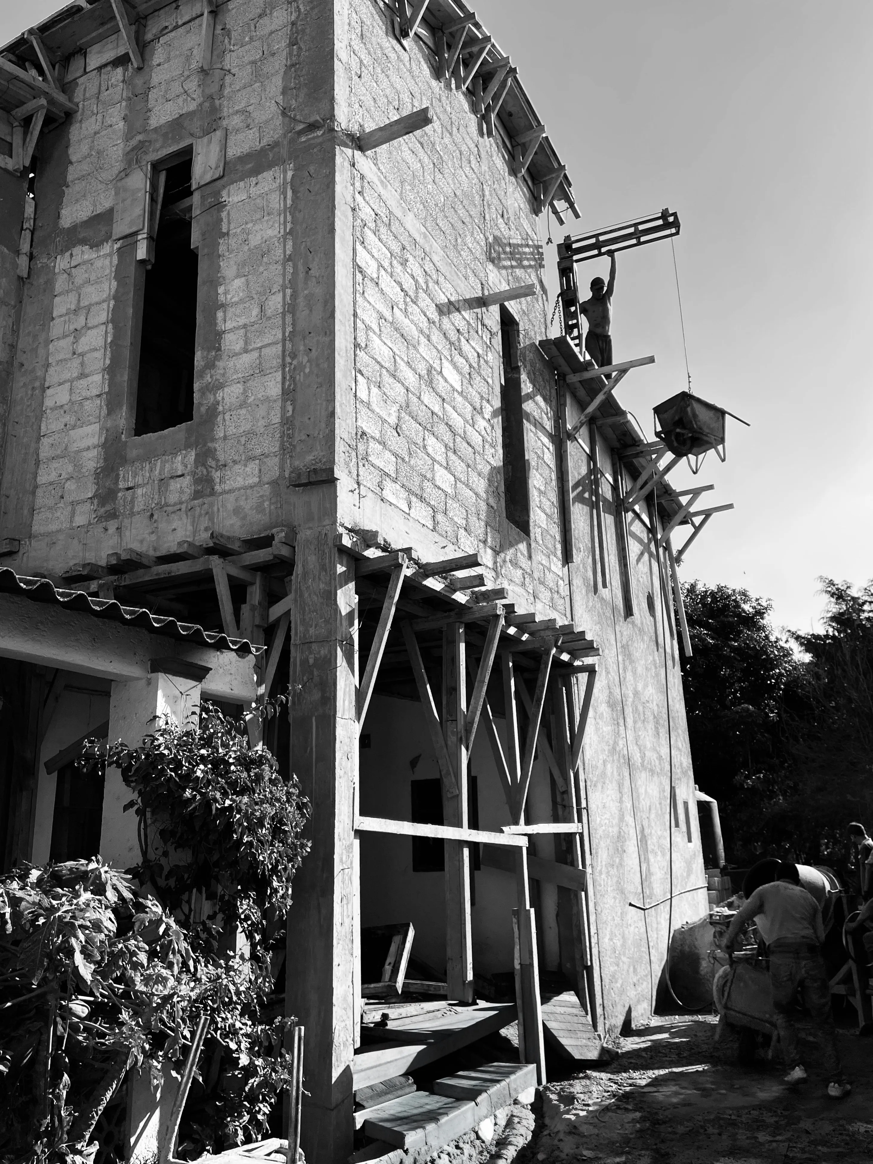 Casa de ladrillo con ampliación de planta alta — fotografía blanco y negro.